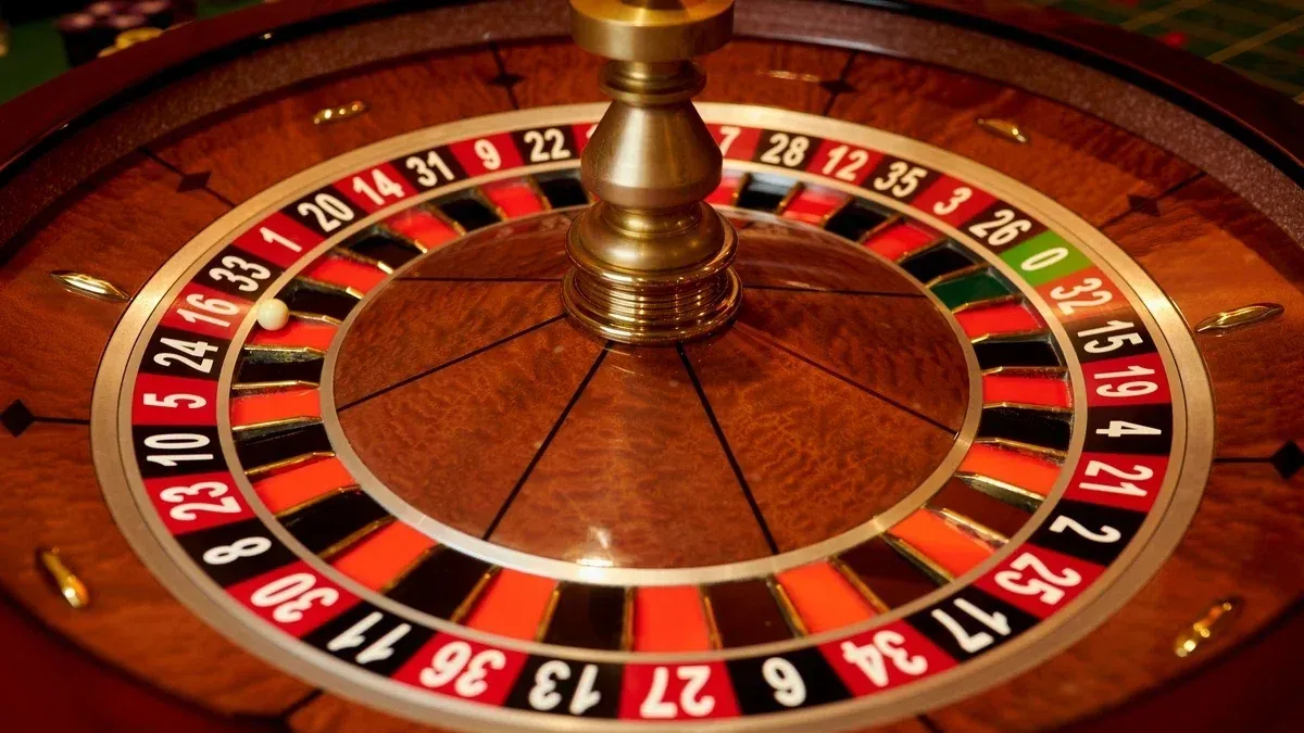 Casino-Atmosphäre in Schwarz-Weiß